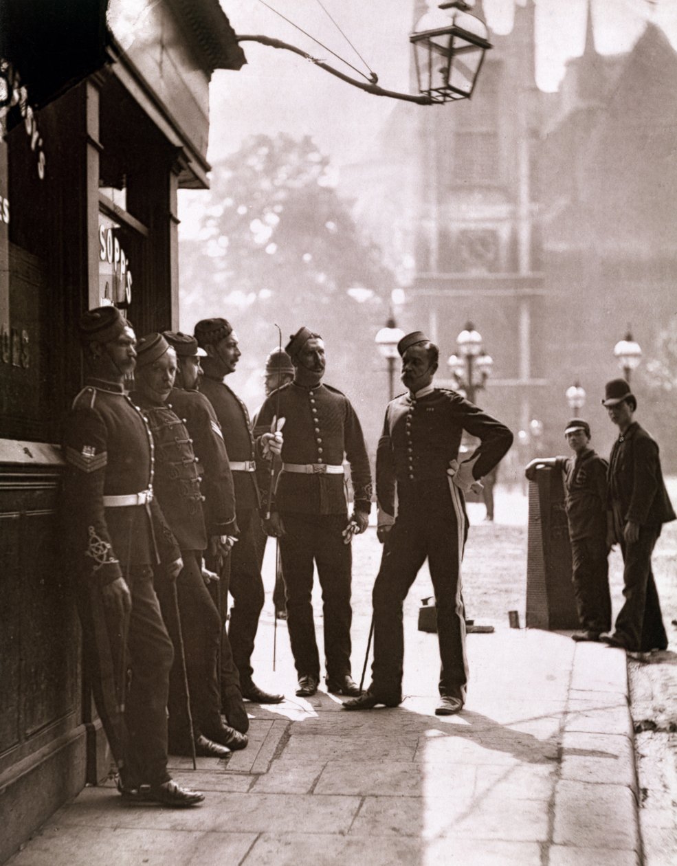 Wervende sergeanten in Westminster, 1876-77 door John Thomson