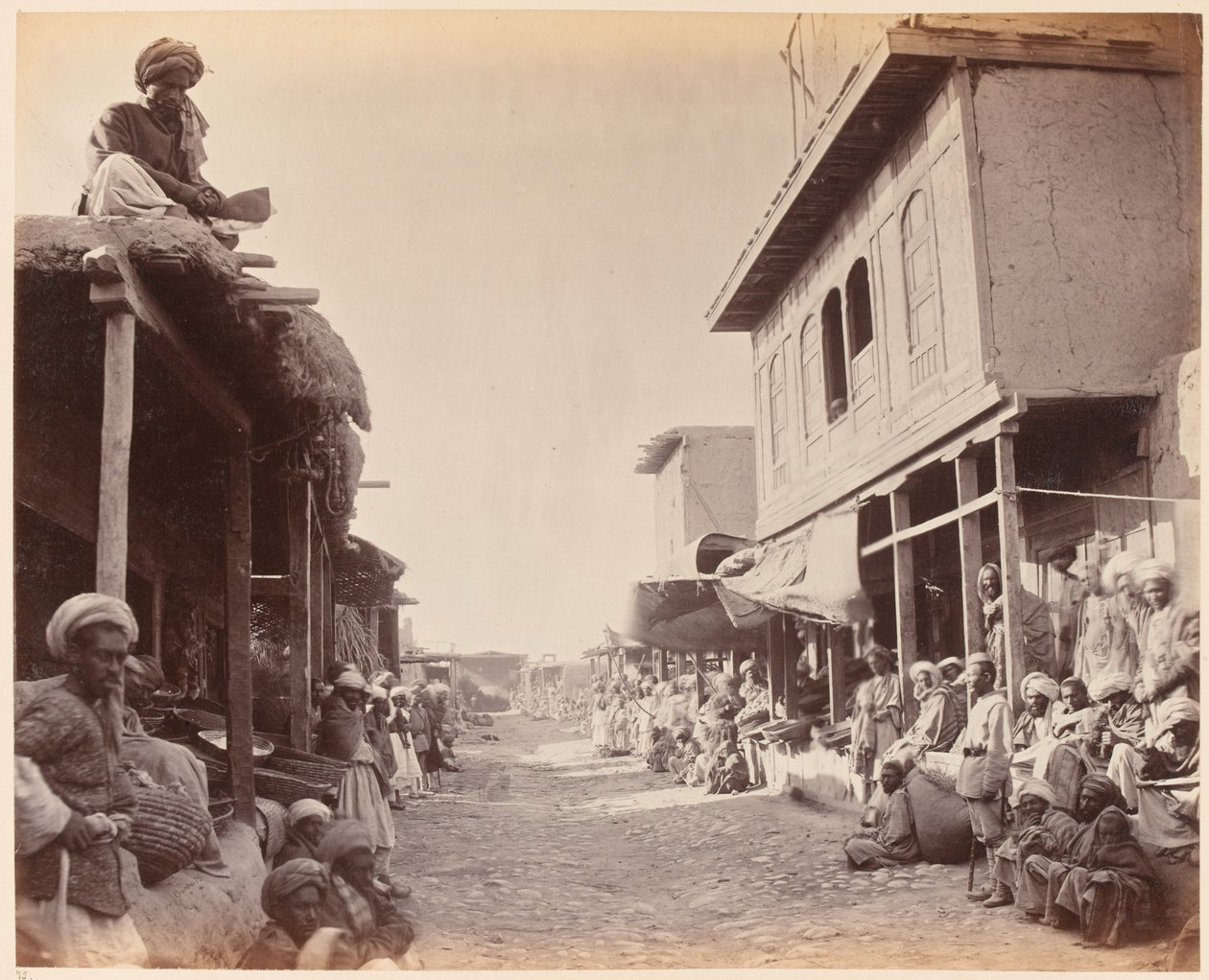 Straatscène, Jalalabad 1879 door John Burke