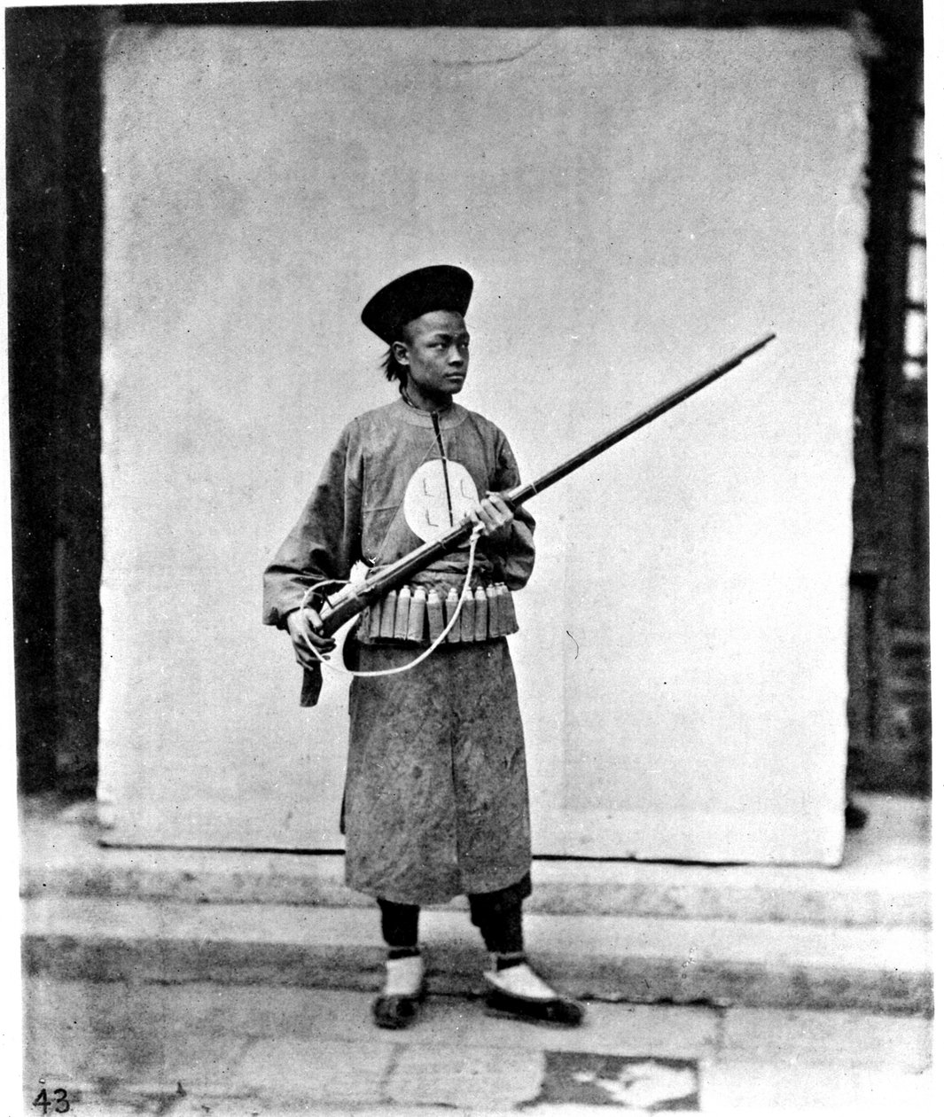 China, soldaat, ca. 1870 (foto) door John Thomson