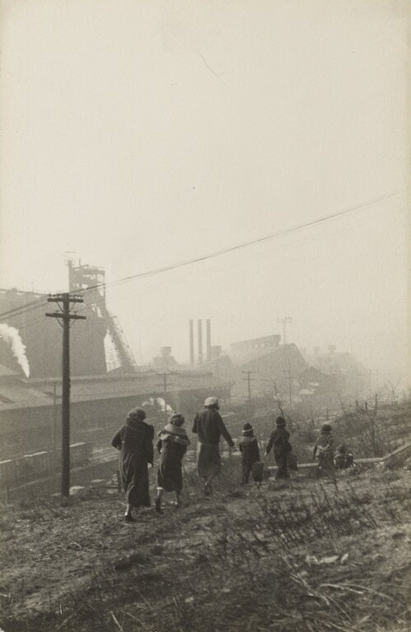 [Vrouwen in de buurt van Industrieel Complex]. door José Alemany