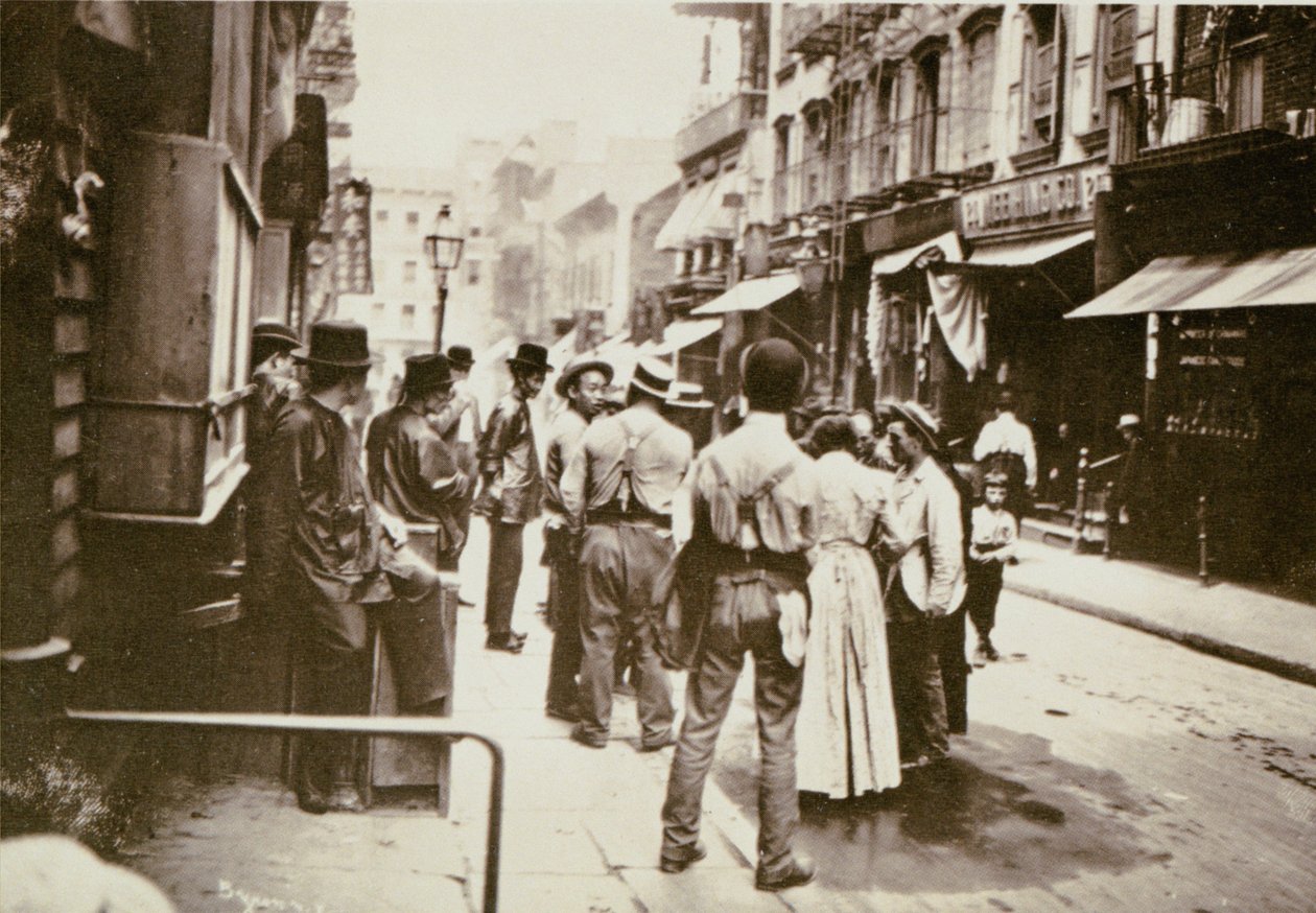 Pell Street in Chinatown, New York City, 1898 door Joseph Byron