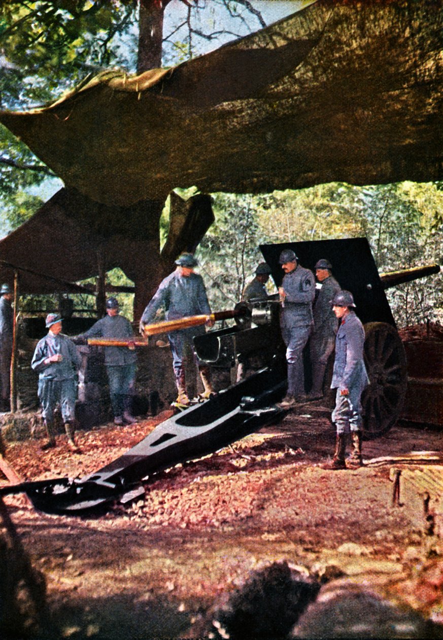 Een Franse batterij van zware kanonnen onder camouflage netten in het bos, Verdun, september 1916 door Jules Gervais Courtellemont