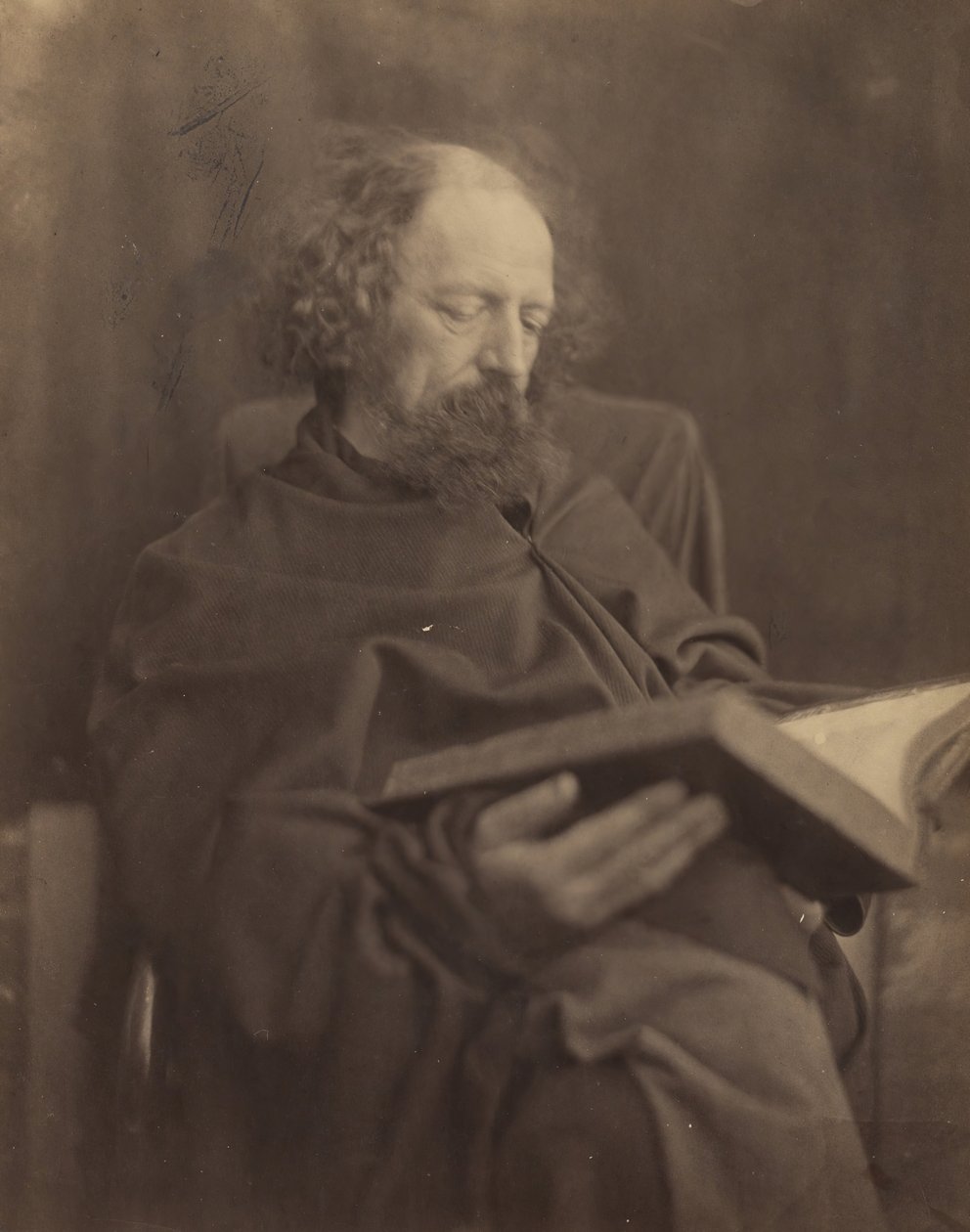 Tennyson lezend, 1865 door Julia Margaret Cameron