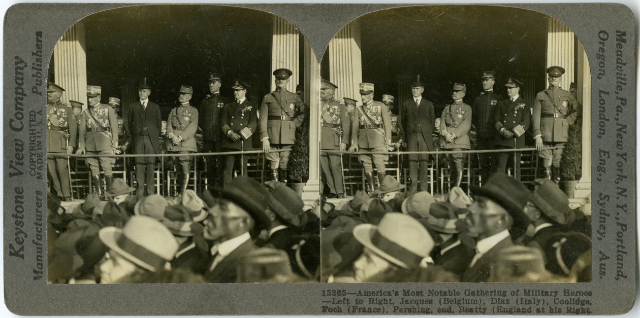 Horizontale sepia stereokaart met uniformen mannen op een platform. Van links naar rechts door Keystone View Company
