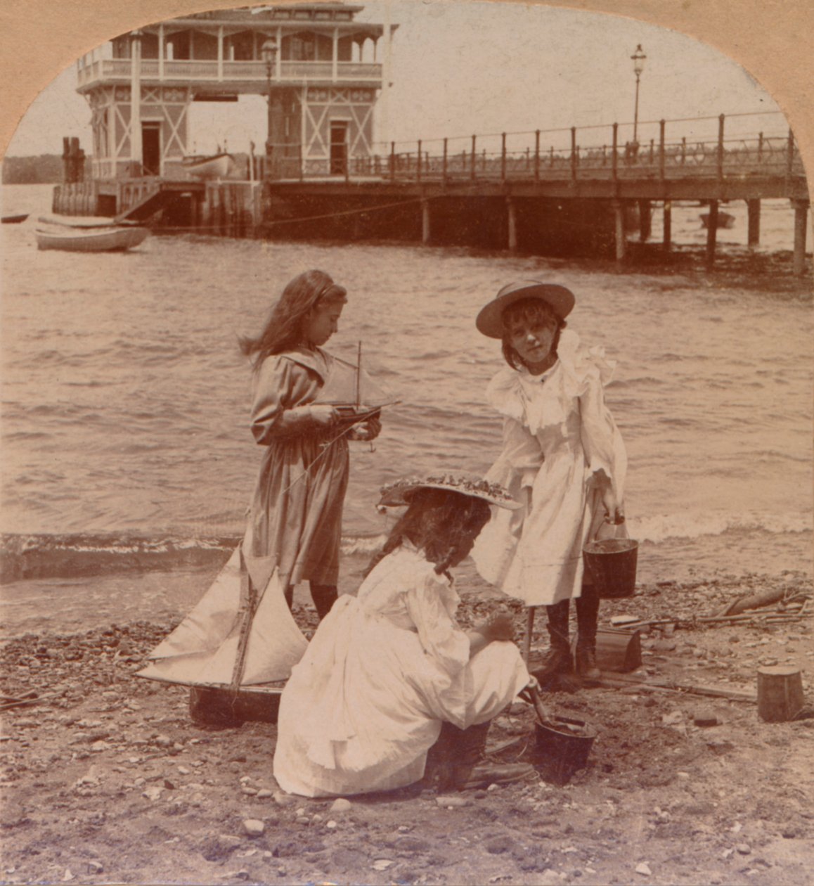 Spelen op het strand, ca. 1900 door Keystone View Company