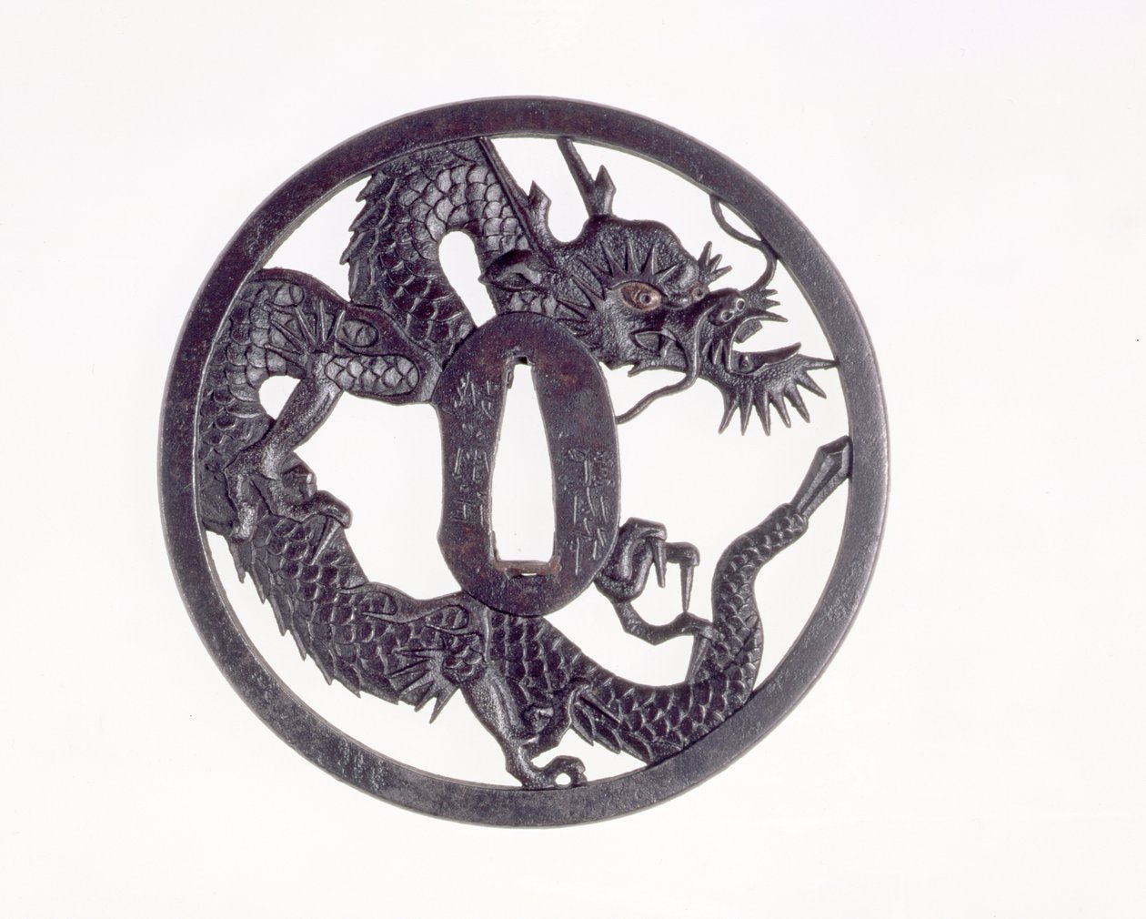 Tsuba met uitgesneden draak (ijzer) door Kinai of Echizen