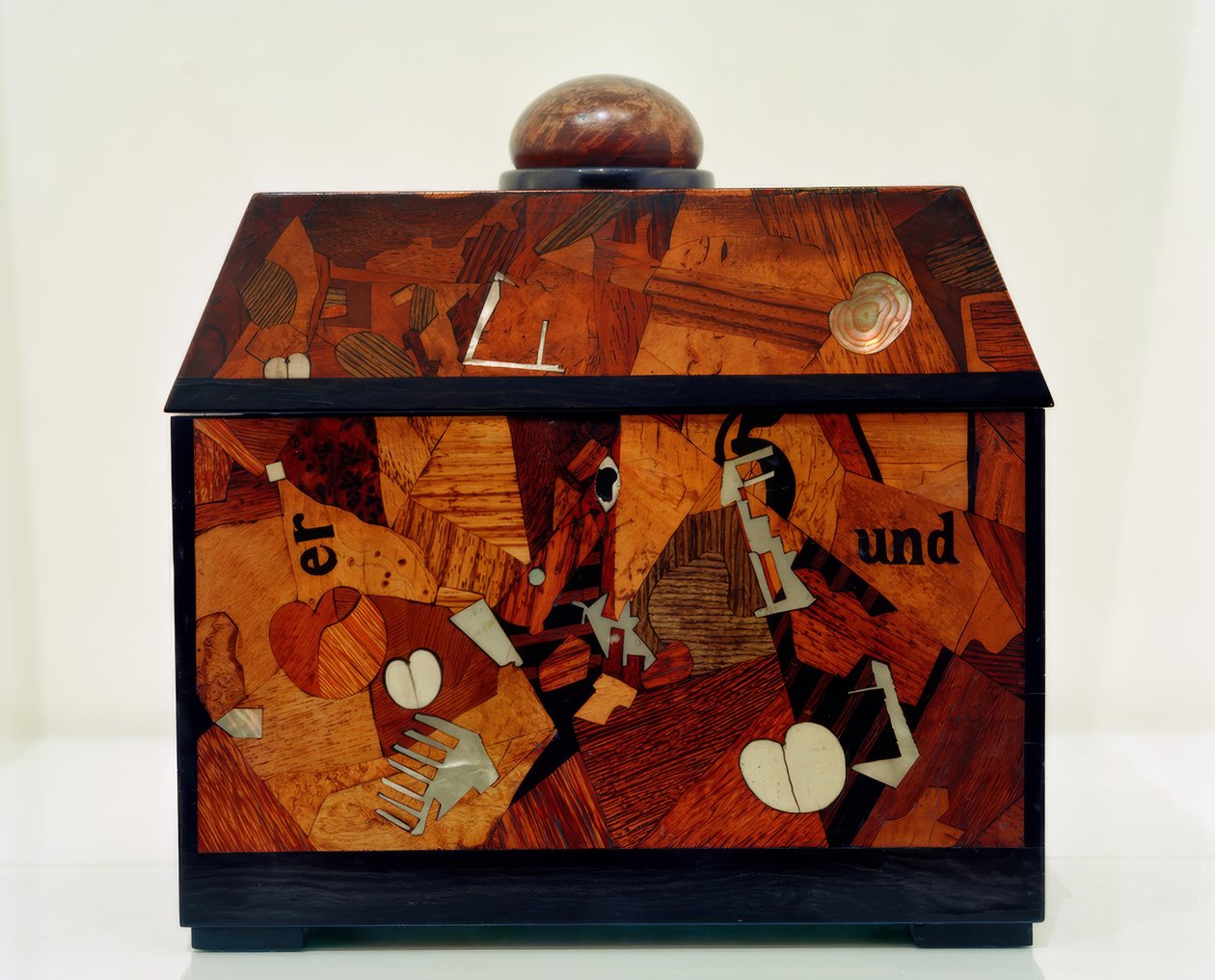 Intarsiakist door Kurt Schwitters