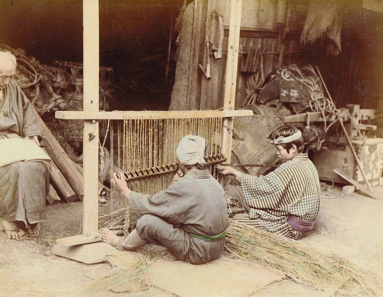 Mannen die strooien matten maken, ca. 1890 door Kusakabe Kimbei