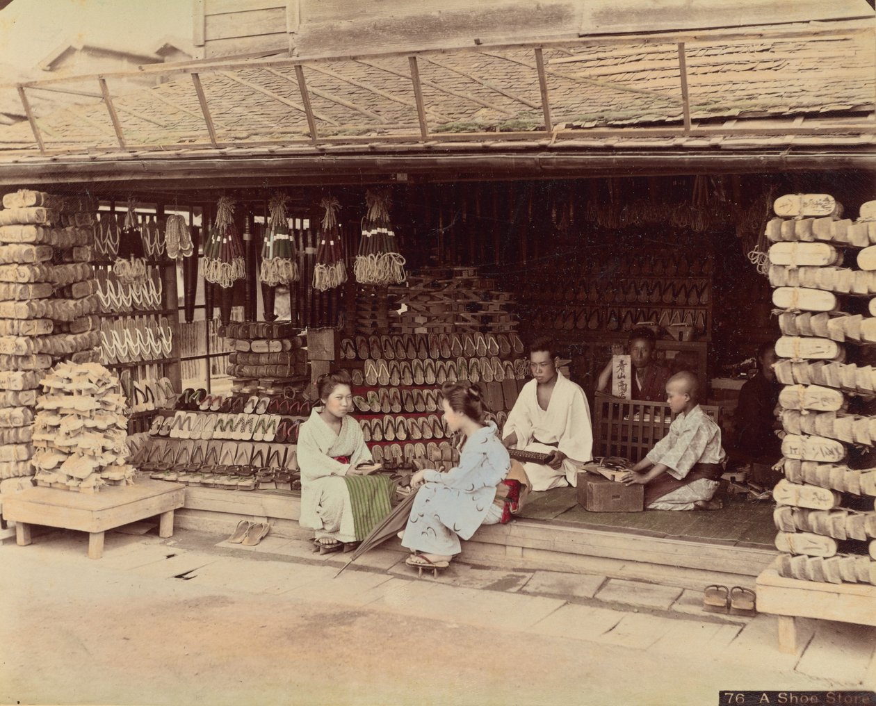 Een schoenenwinkel door Kusakabe Kimbei
