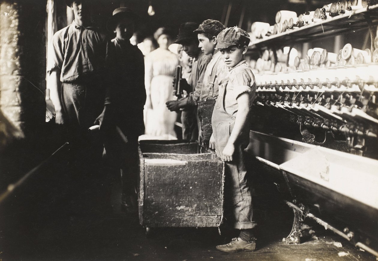Jonge Doffers in de Elk Cotton Mills, Fayetteville, Tennessee door Lewis Wickes Hine