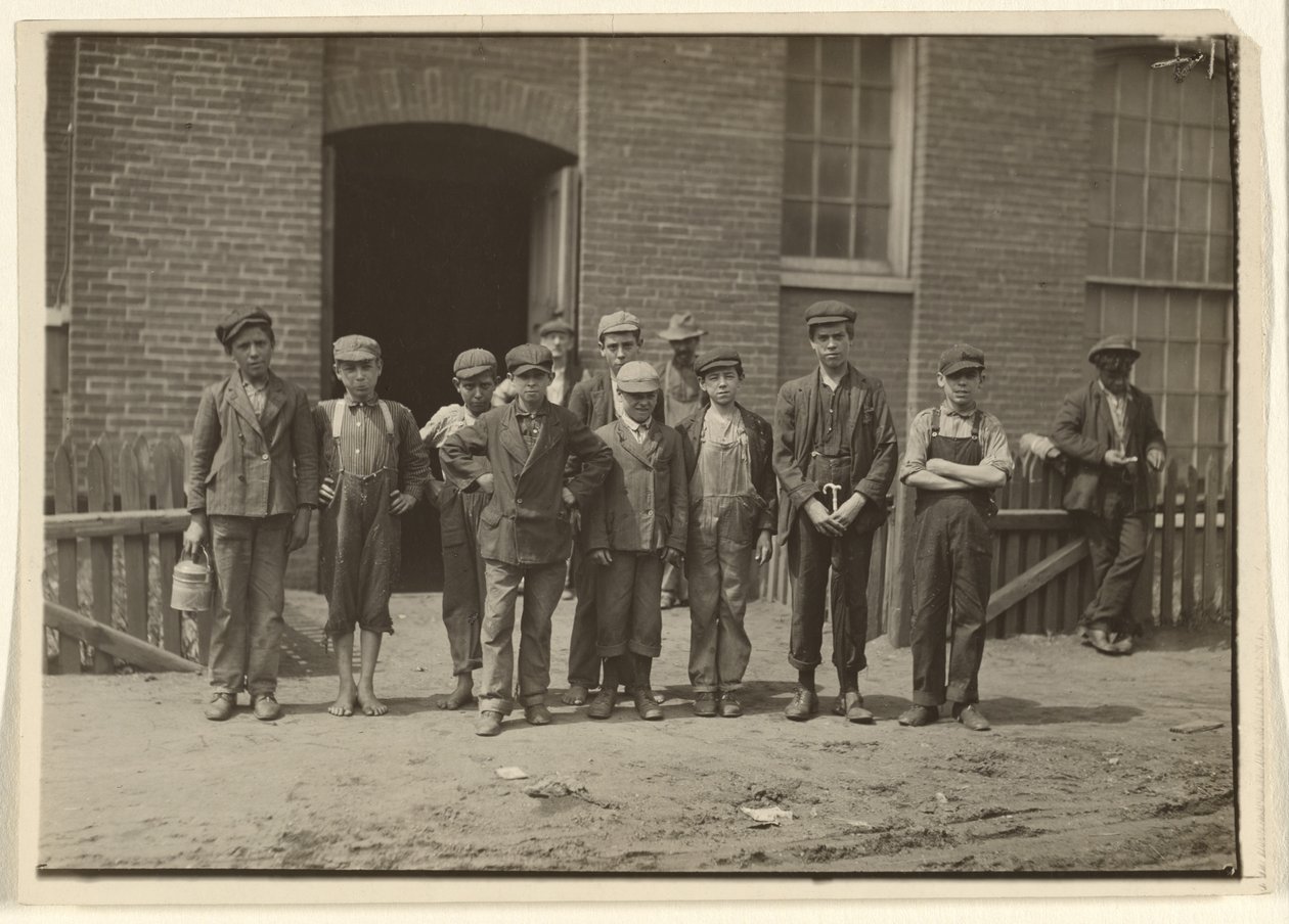 [Molenarbeiders buiten de fabriek, Massachusetts]. door Lewis W. Hine