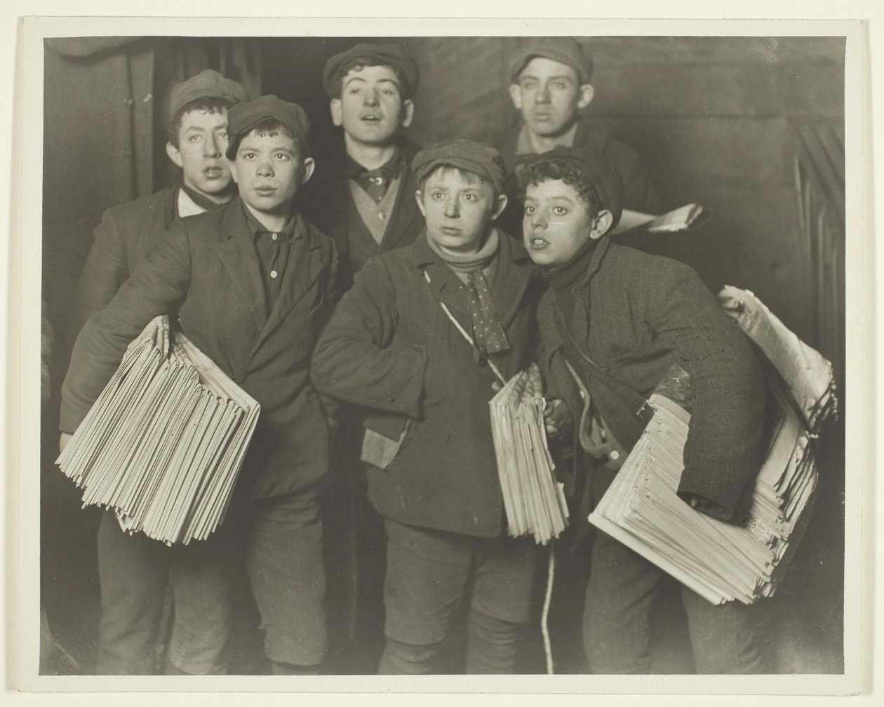 Newboys, Brooklyn Bridge door Lewis Wickes Hine