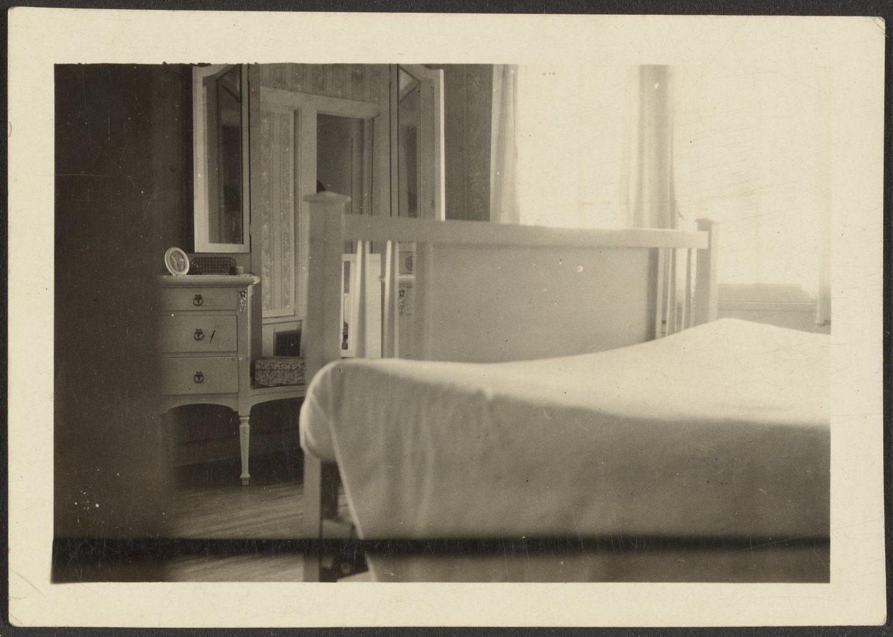 [Slaapkamer Interieur]. door Louis Fleckenstein