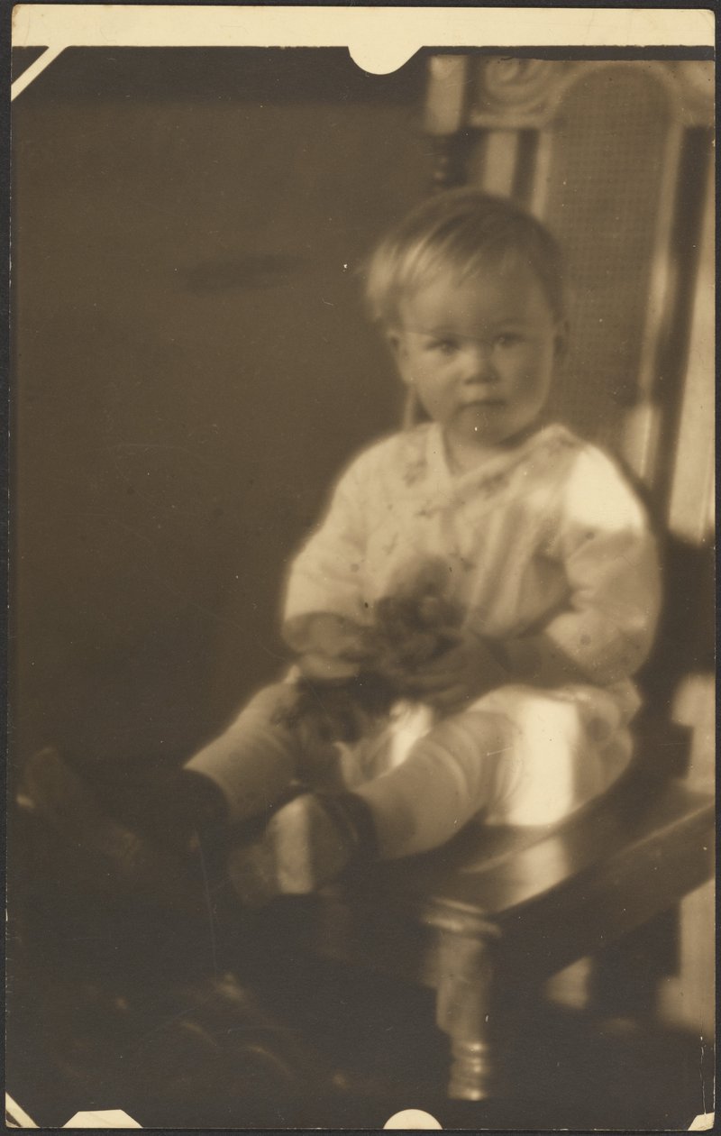 [Kind op grote stoel]. door Louis Fleckenstein