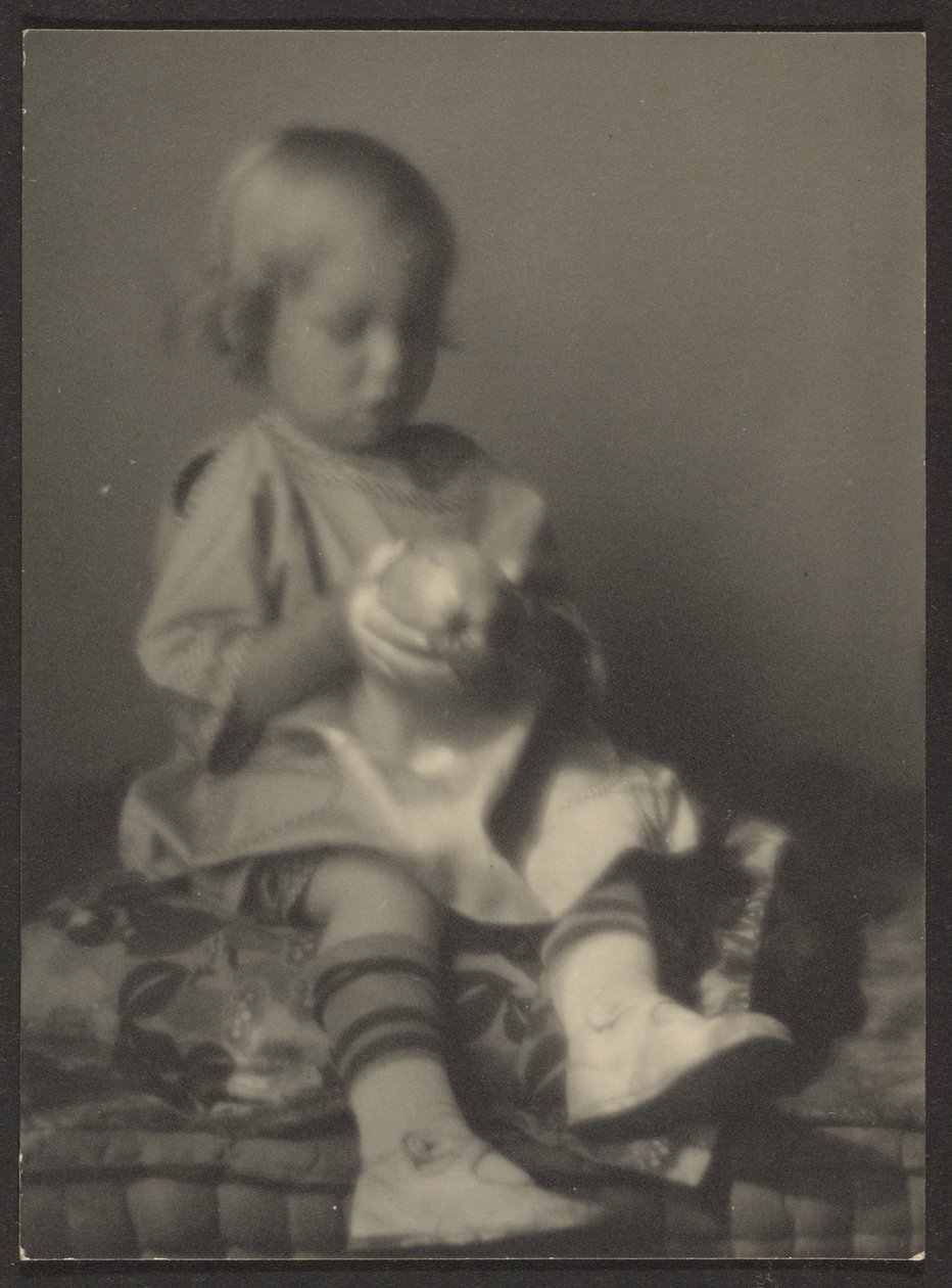 [Kind met appel]. door Louis Fleckenstein
