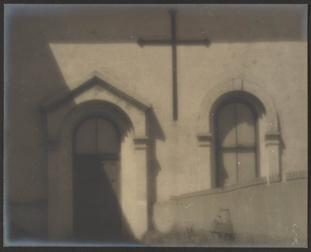 [Kerk exterieur met kruis]. door Louis Fleckenstein