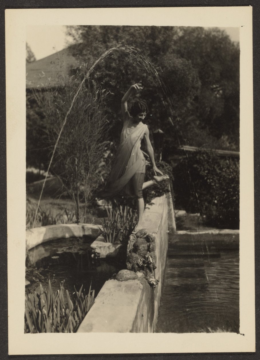[Danser in de tuin]. door Louis Fleckenstein