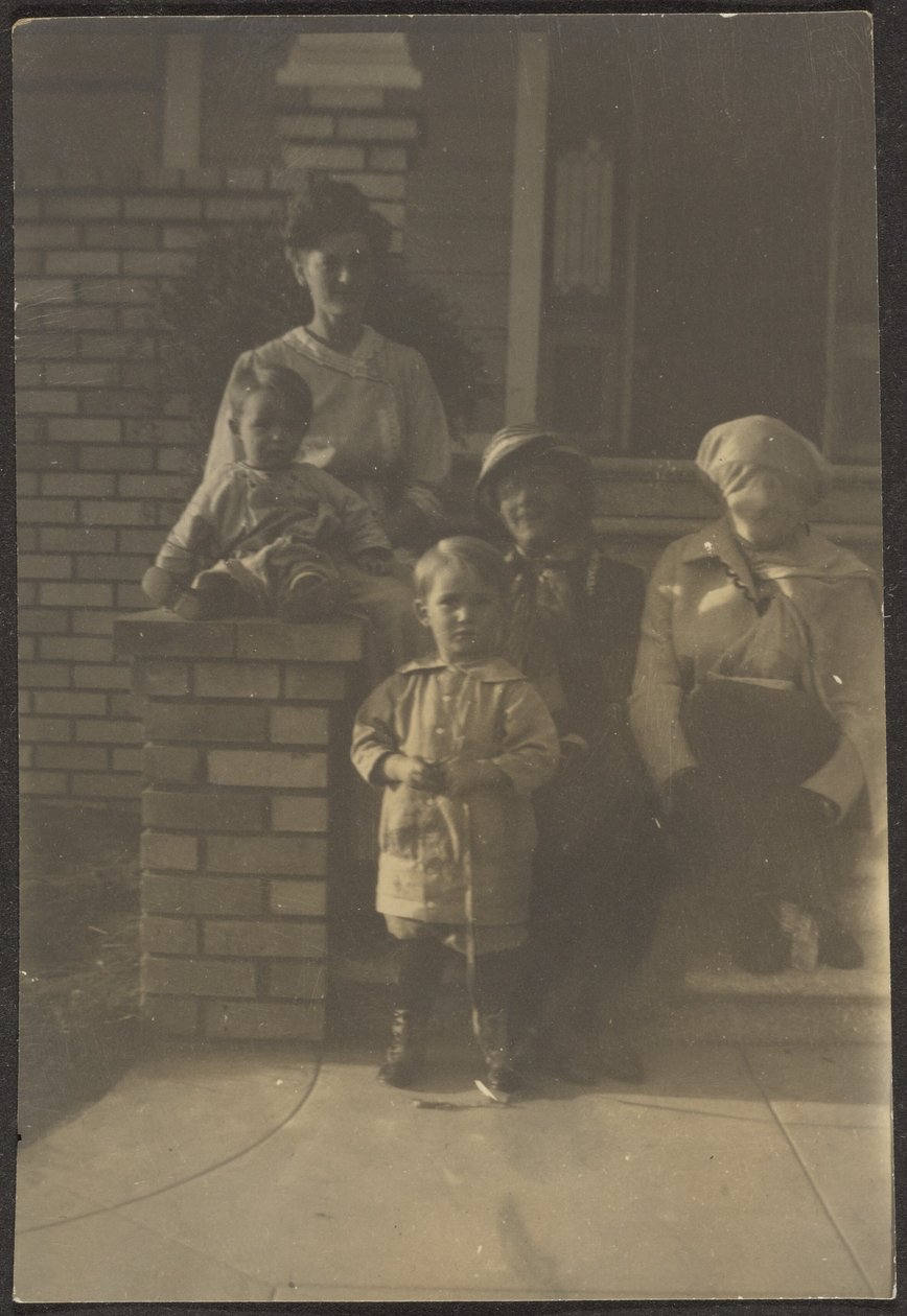 [Familieportret Buiten Huis]. door Louis Fleckenstein