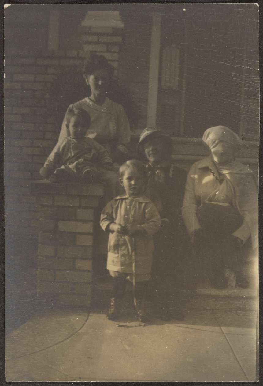 [Familieportret Buiten Huis]. door Louis Fleckenstein