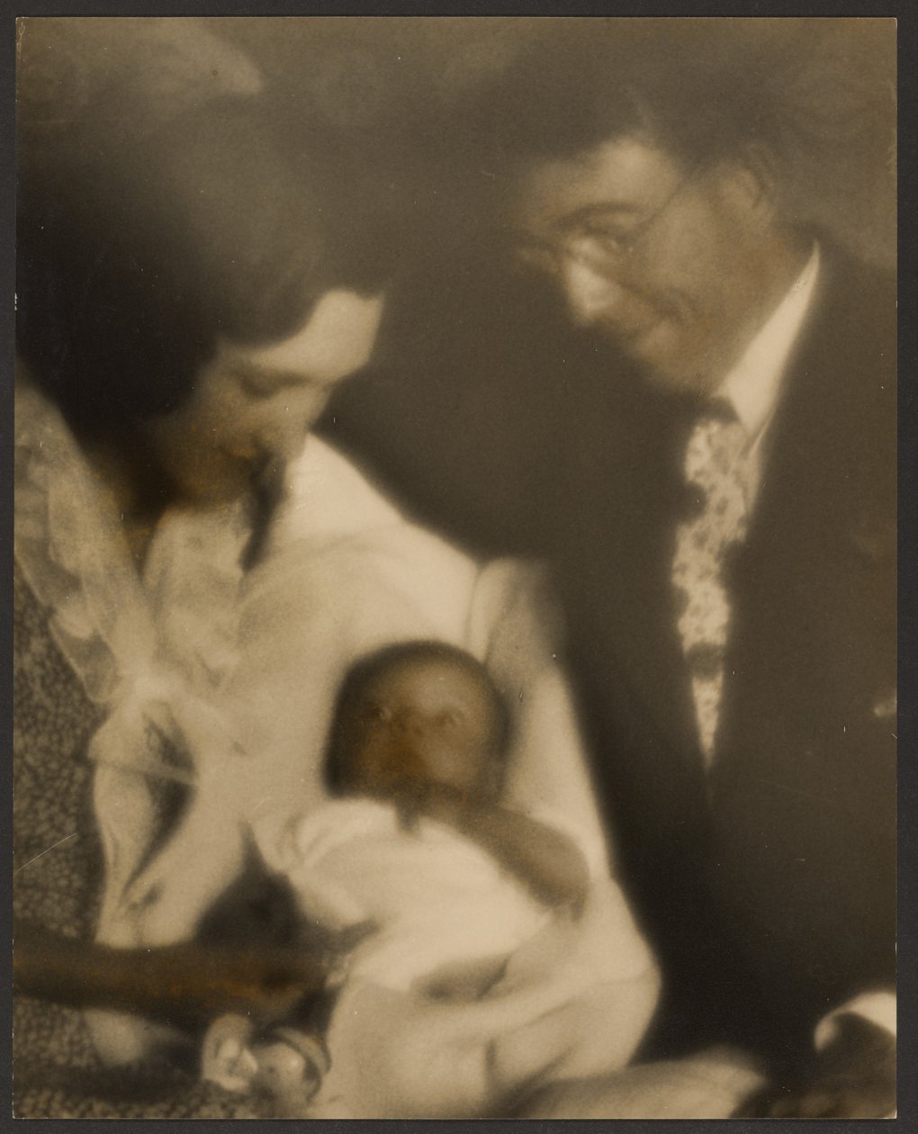 [Familieportret met gewikkelde baby]. door Louis Fleckenstein