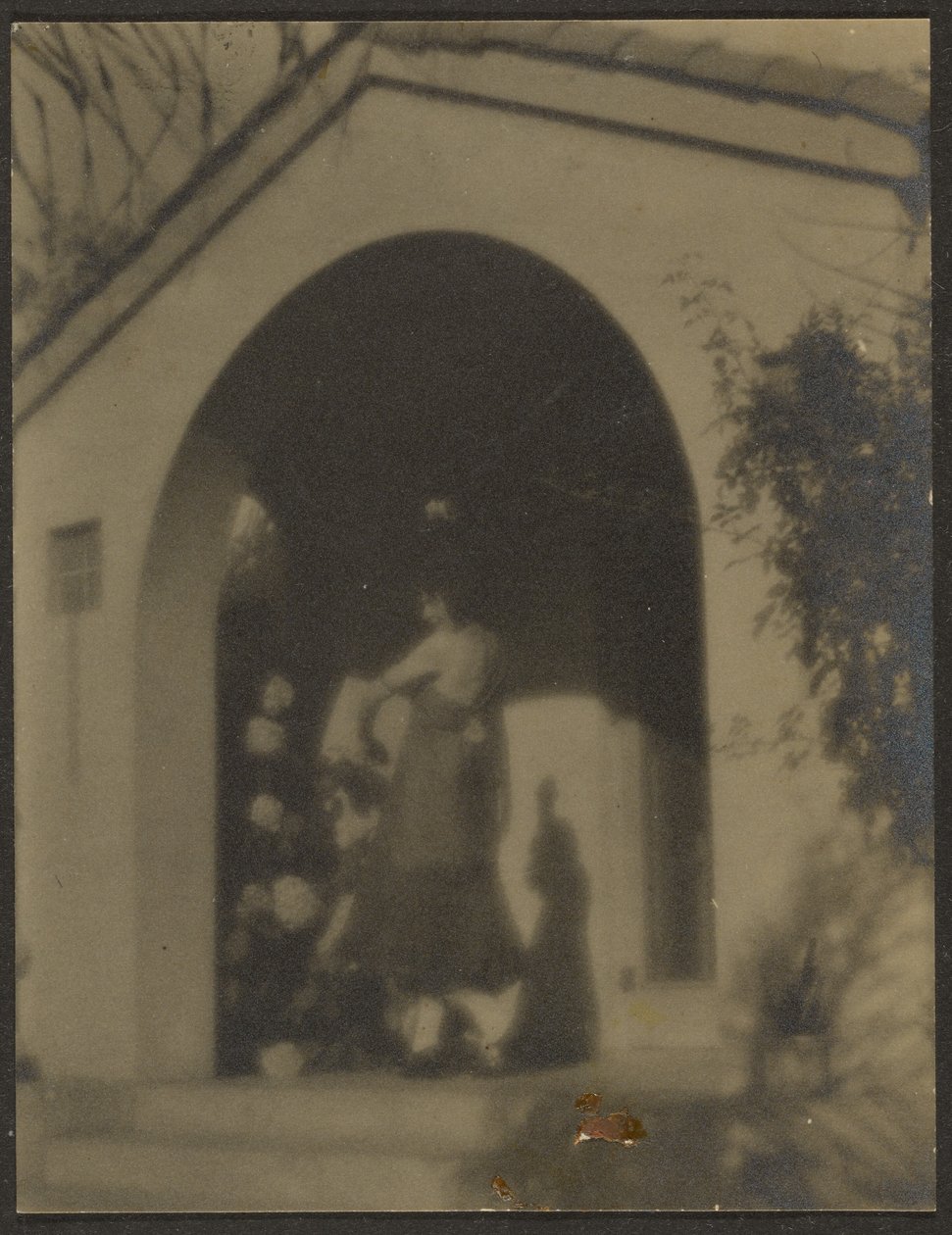[Vrouwelijke danseres voor het huis]. door Louis Fleckenstein