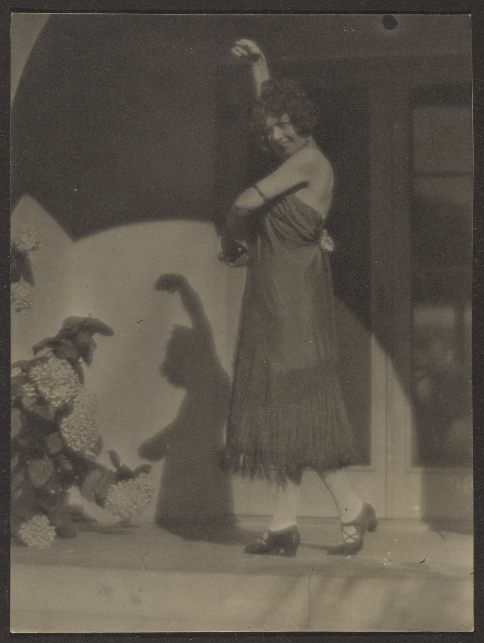 [Vrouwelijke danseres voor het huis]. door Louis Fleckenstein