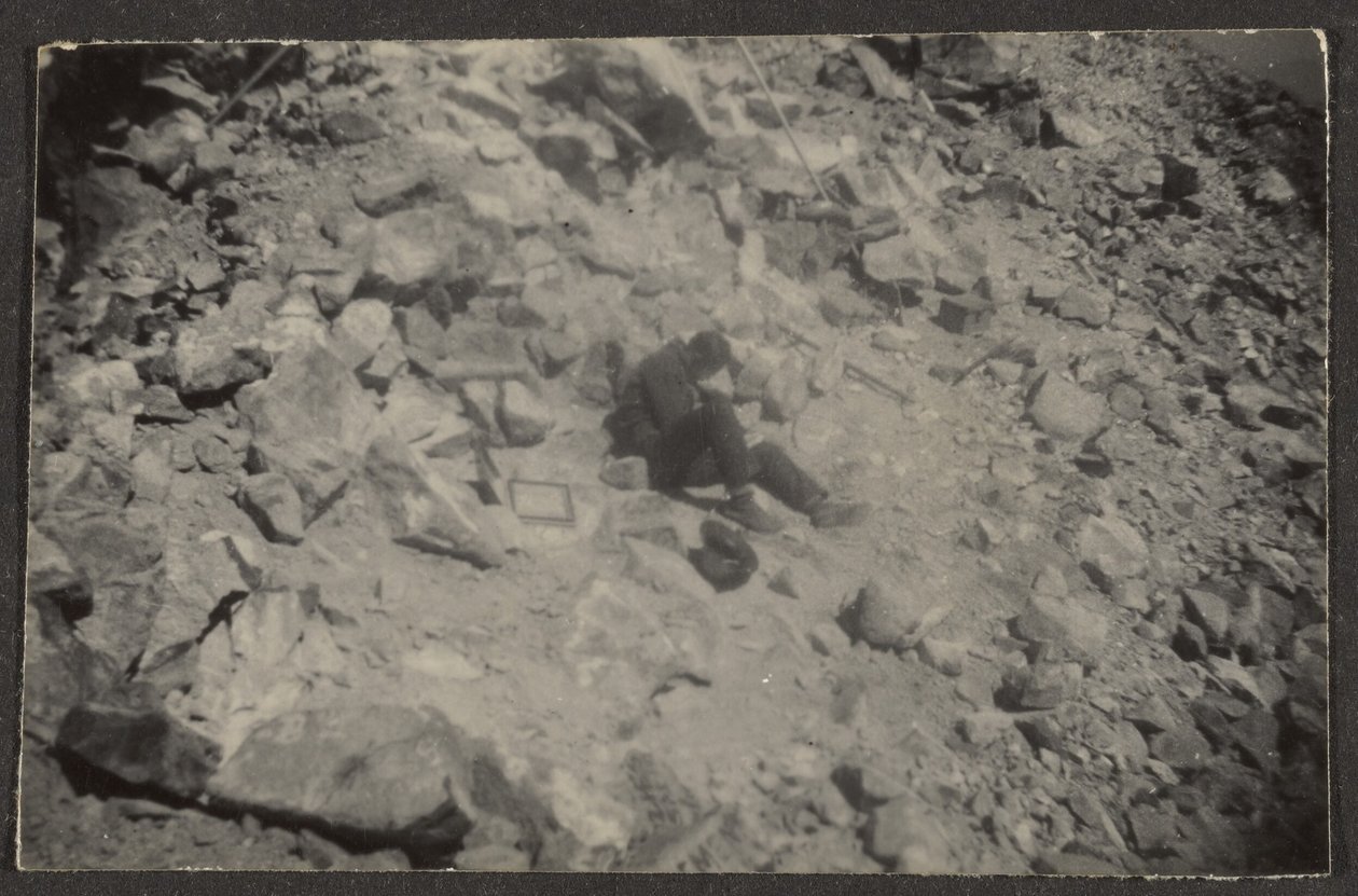 [Figuur op rotsen]. door Louis Fleckenstein
