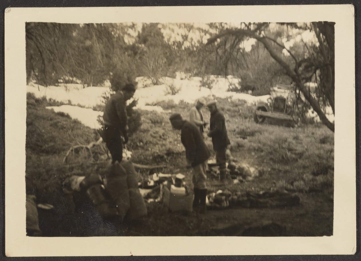 [Figuren op de camping]. door Louis Fleckenstein