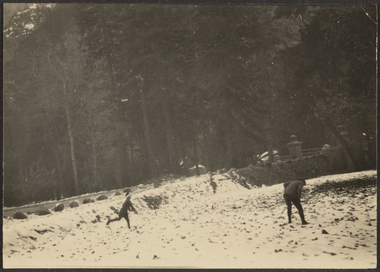 [Figuren in Sneeuw]. door Louis Fleckenstein