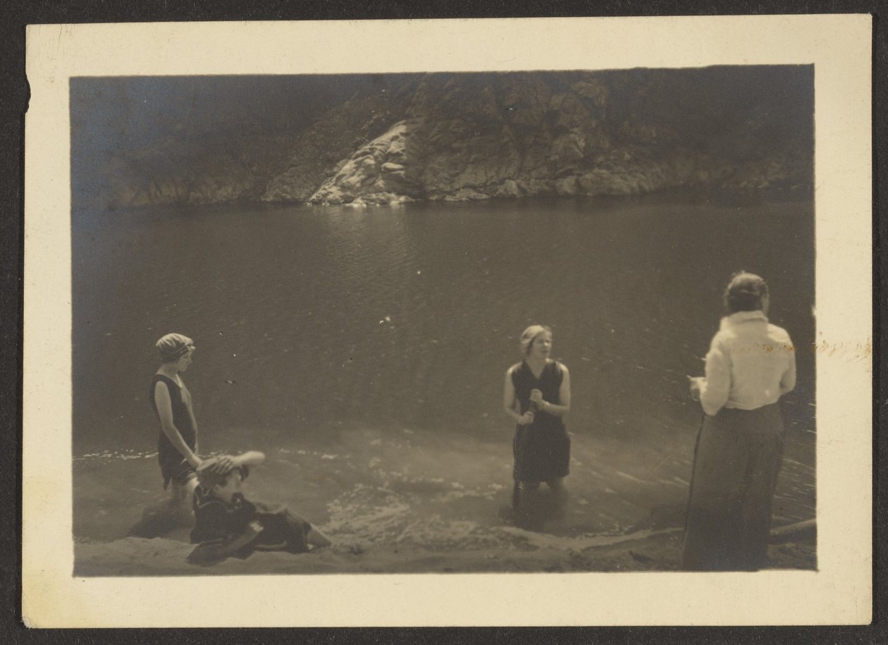 [Figuren in een meer]. door Louis Fleckenstein