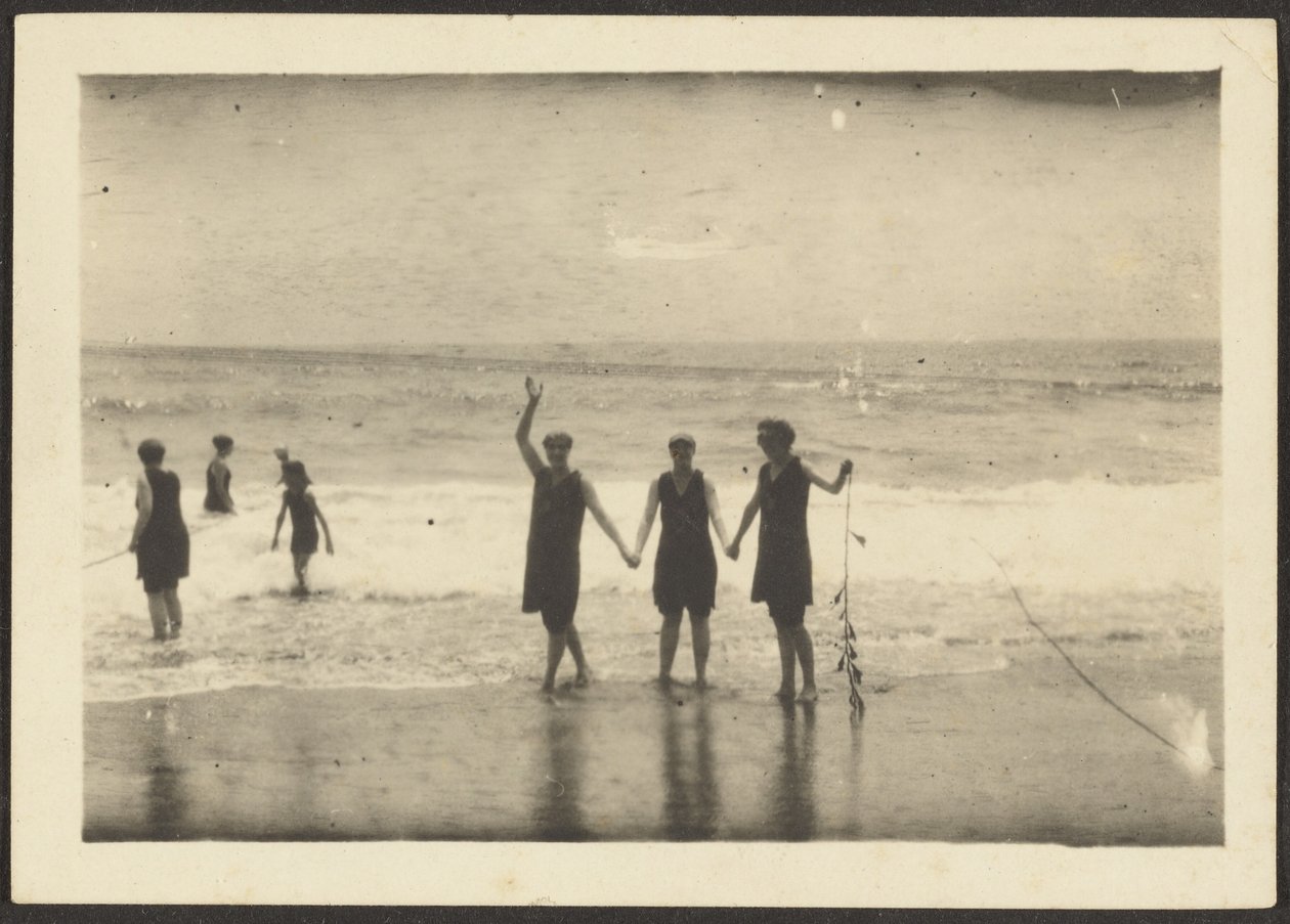 [Figuren op een strand die zeewier vasthouden]. door Louis Fleckenstein