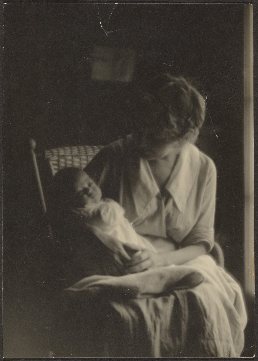 [Florence houdt baby vast] door Louis Fleckenstein