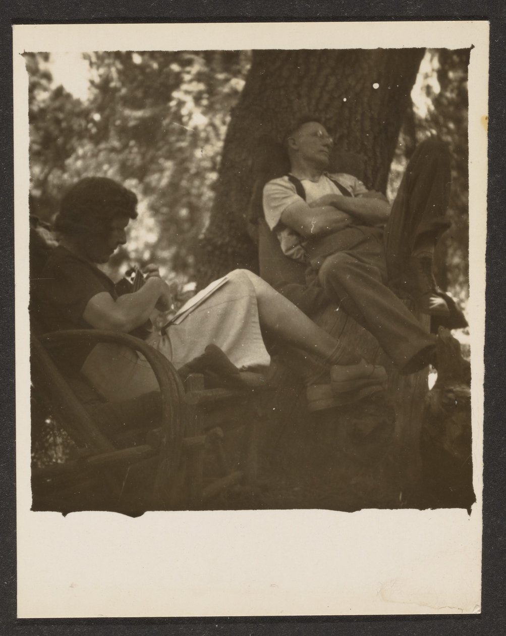 [Florence en haar man in het bos]. door Louis Fleckenstein