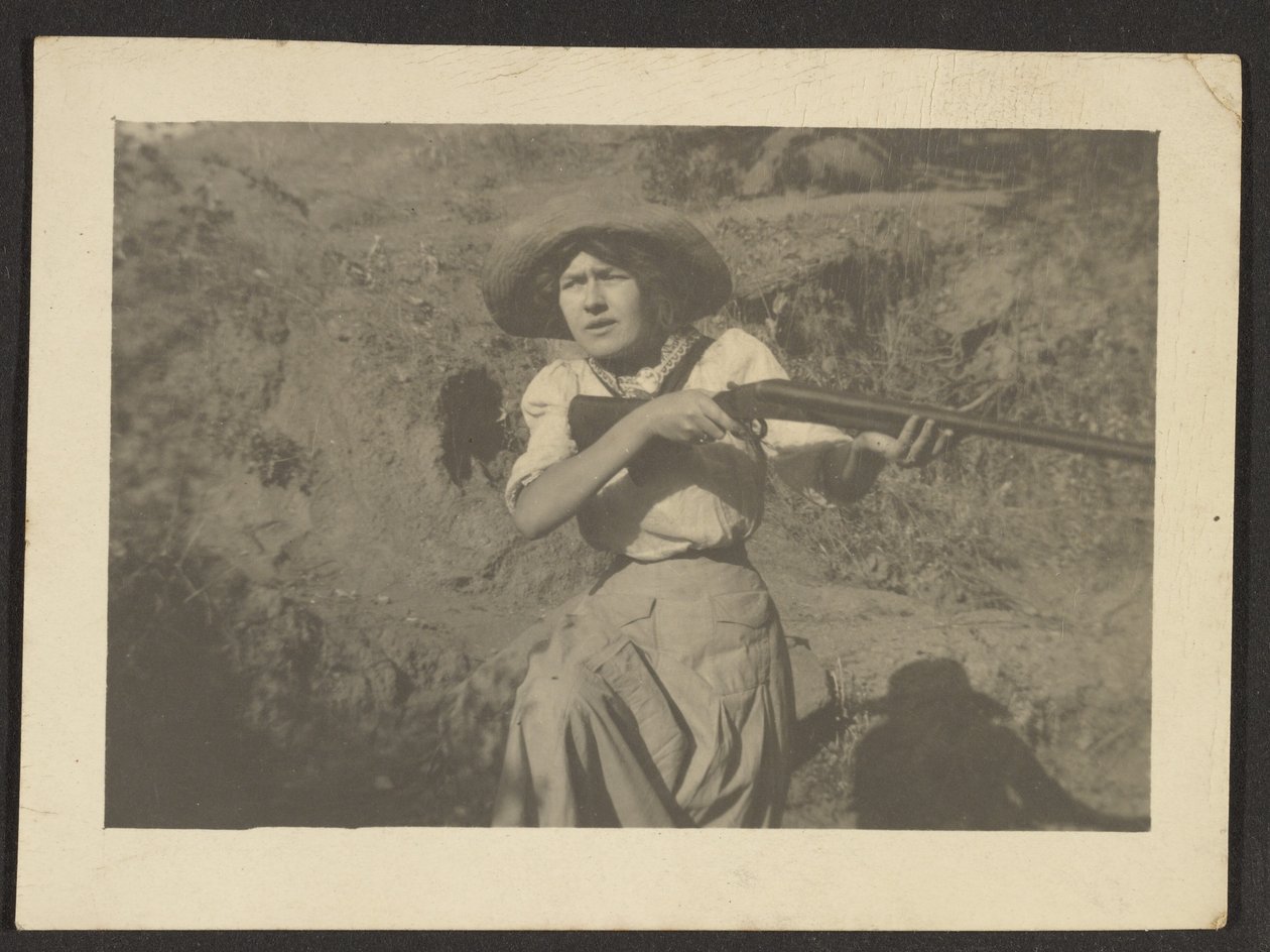 [Florence met pistool]. door Louis Fleckenstein