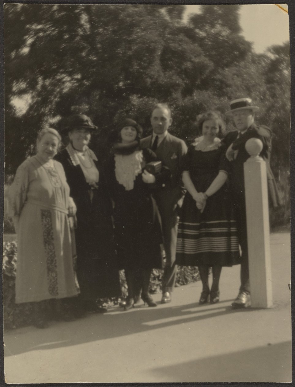 [Groepsportret in park]. door Louis Fleckenstein