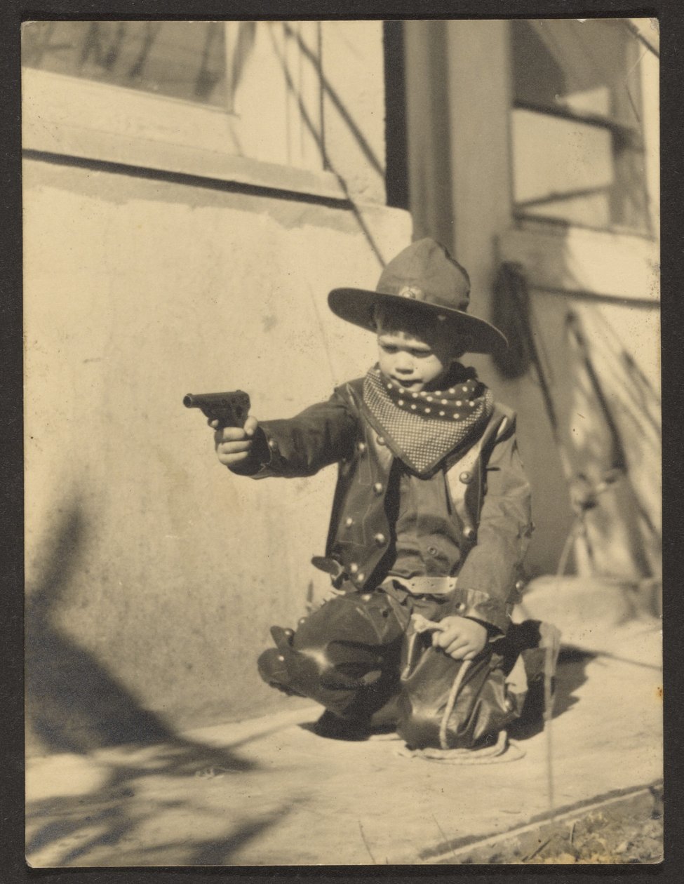 [Kleine jongen in cowboypak]. door Louis Fleckenstein