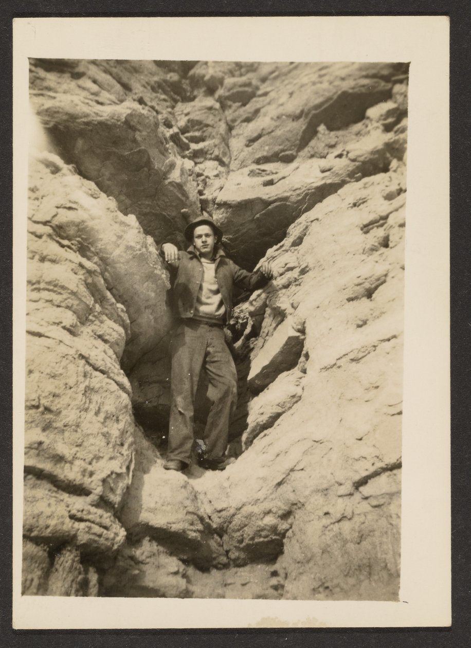 [Man tussen de rotsen]. door Louis Fleckenstein