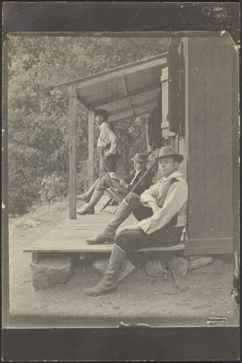 [Mannen zitten op een veranda]. door Louis Fleckenstein