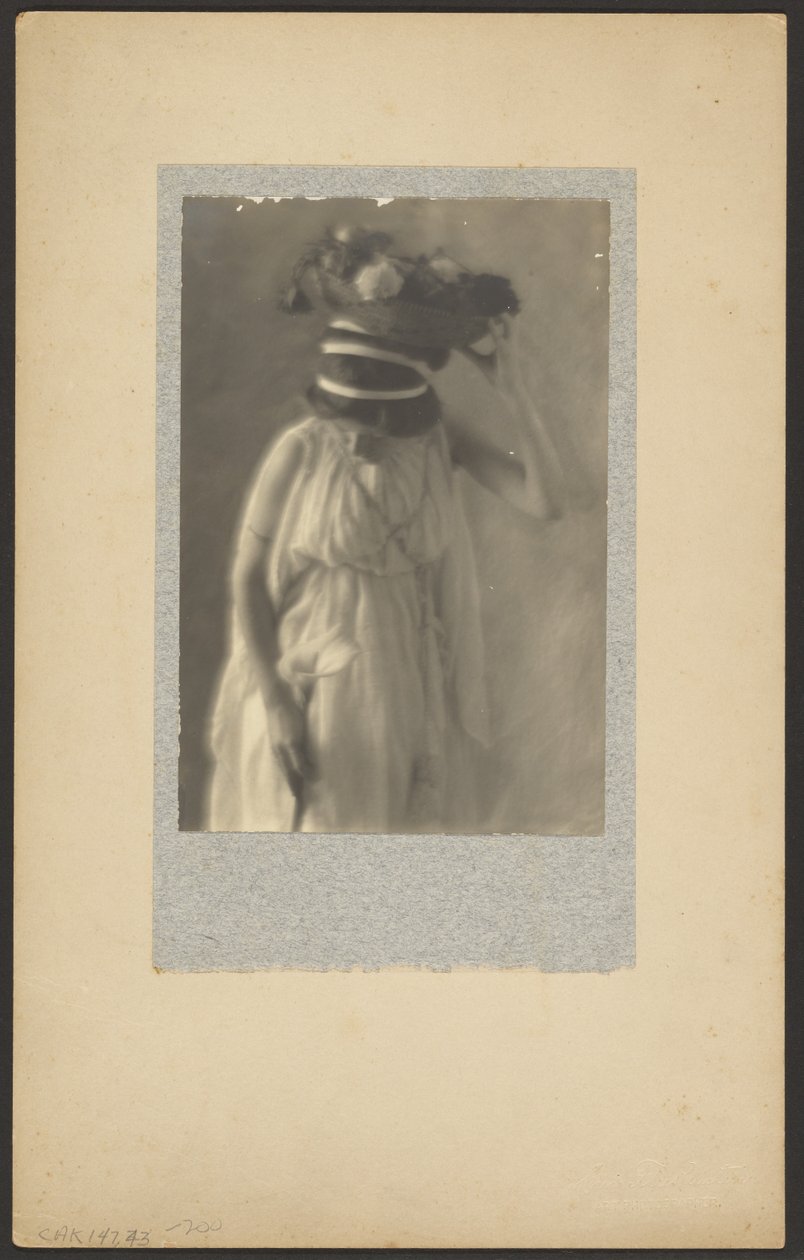 [Model in klassiek kostuum]. door Louis Fleckenstein