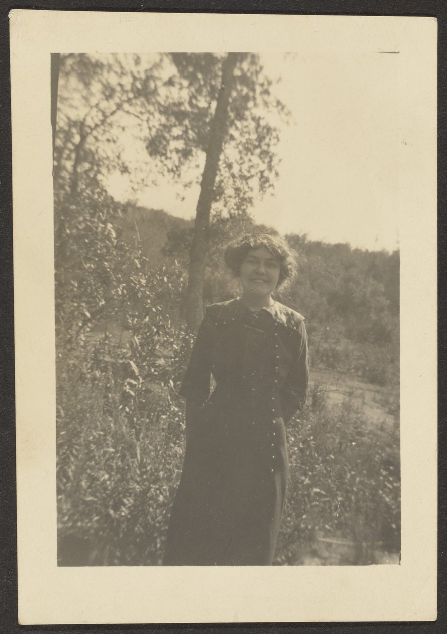 [Portret van Florence buiten]. door Louis Fleckenstein