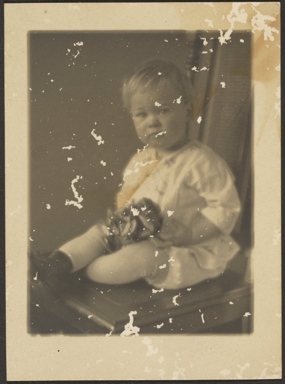 [Portret van een baby]. door Louis Fleckenstein
