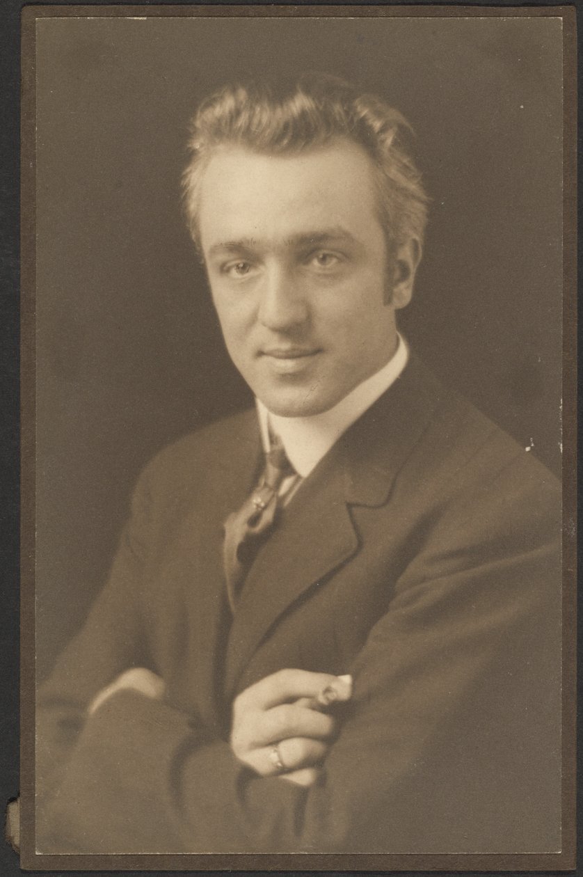[Portret van een man met sigaar]. door Louis Fleckenstein