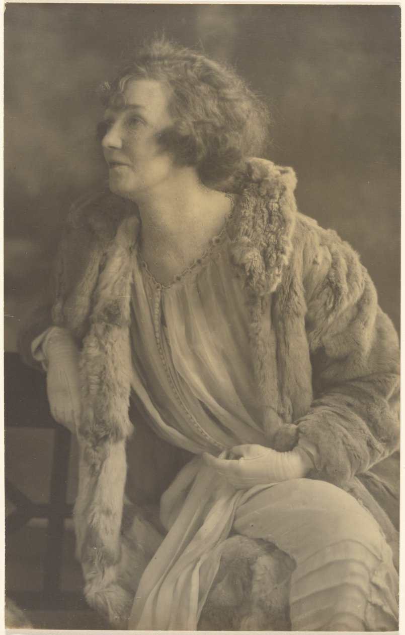 [Portret van een vrouw in bont]. door Louis Fleckenstein