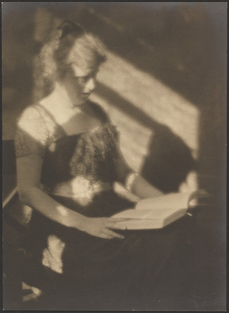 [Portret van een vrouw met boek]. door Louis Fleckenstein