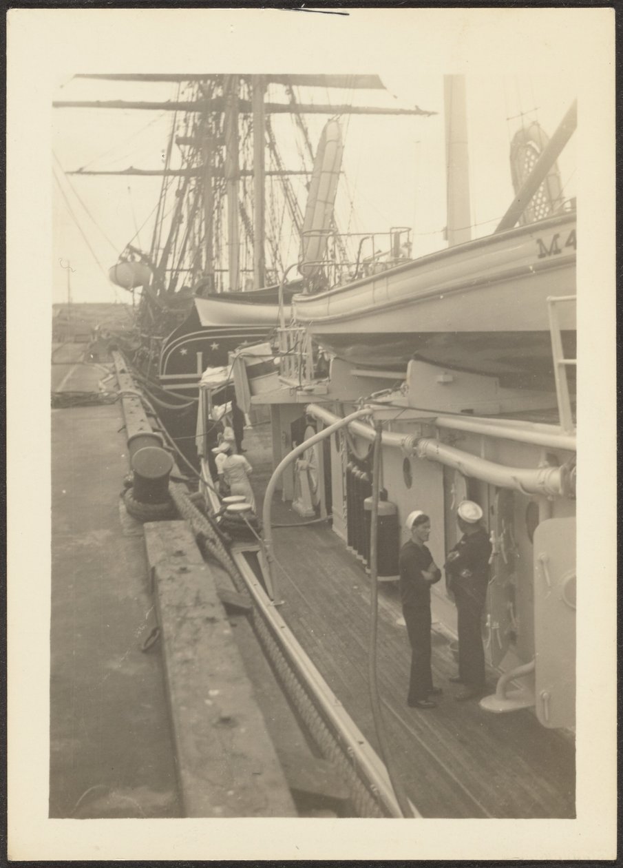 [Scheepsdek met matrozen]. door Louis Fleckenstein