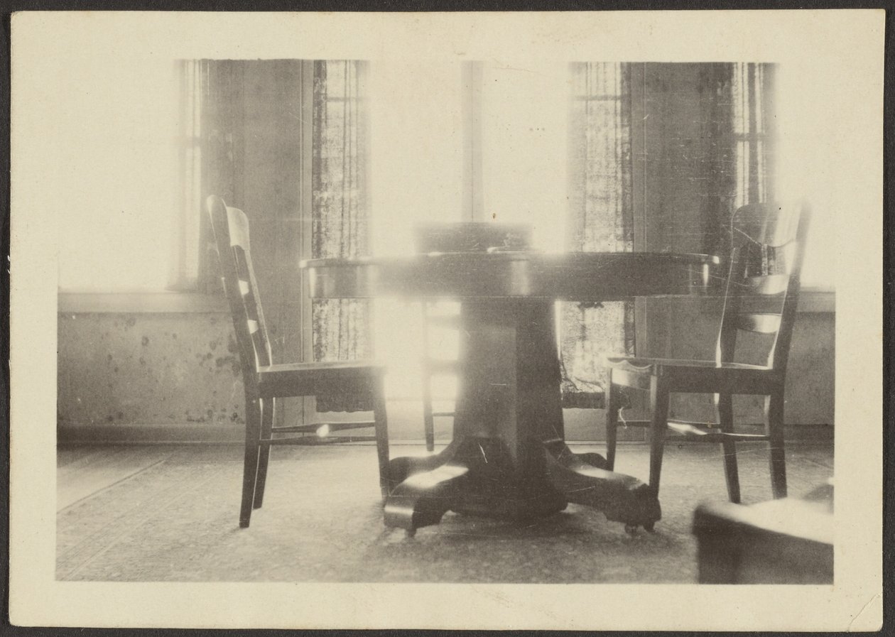[Tafel en stoelen]. door Louis Fleckenstein