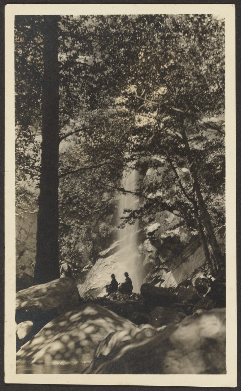 [Twee figuren bij waterval in het bos]. door Louis Fleckenstein