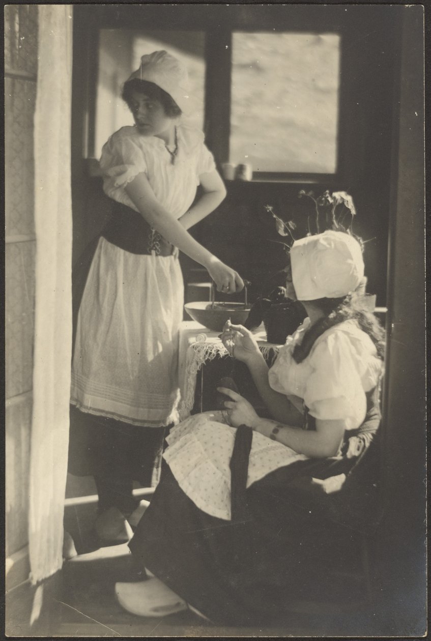 [Twee vrouwen gekleed in Nederlandse klederdracht]. door Louis Fleckenstein