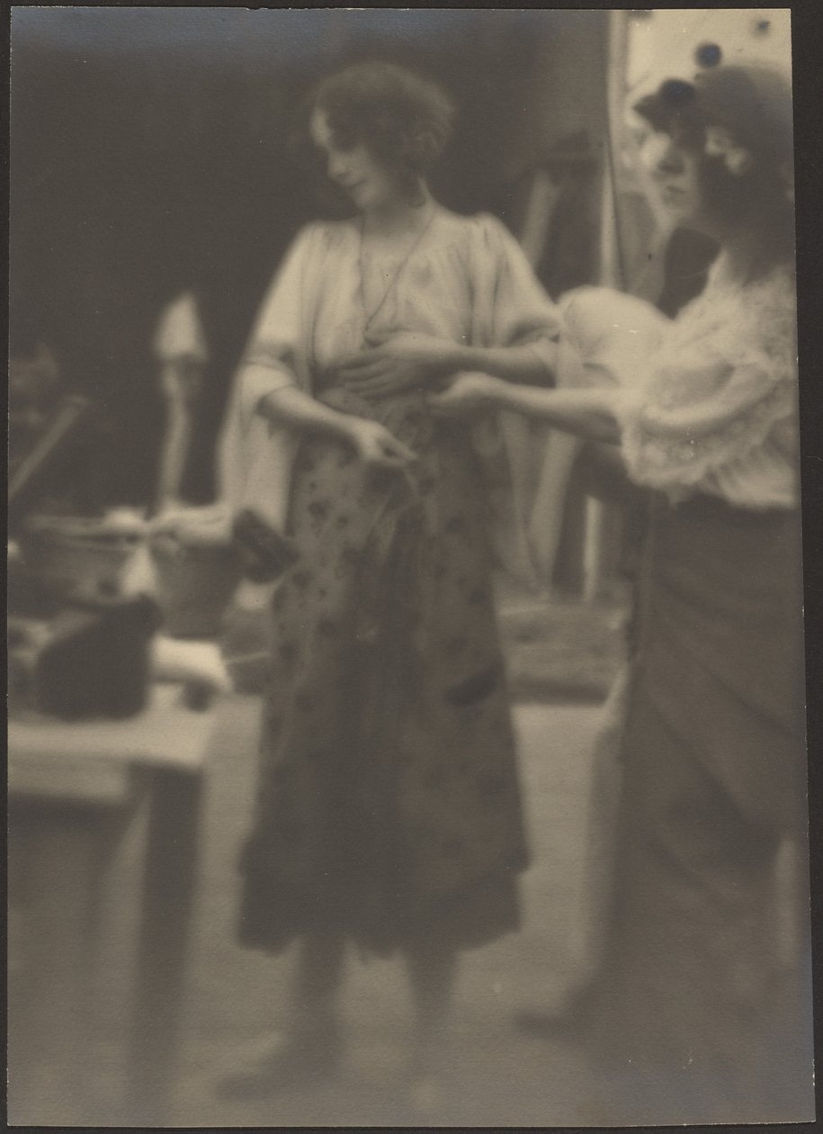 [Twee vrouwen in studio]. door Louis Fleckenstein