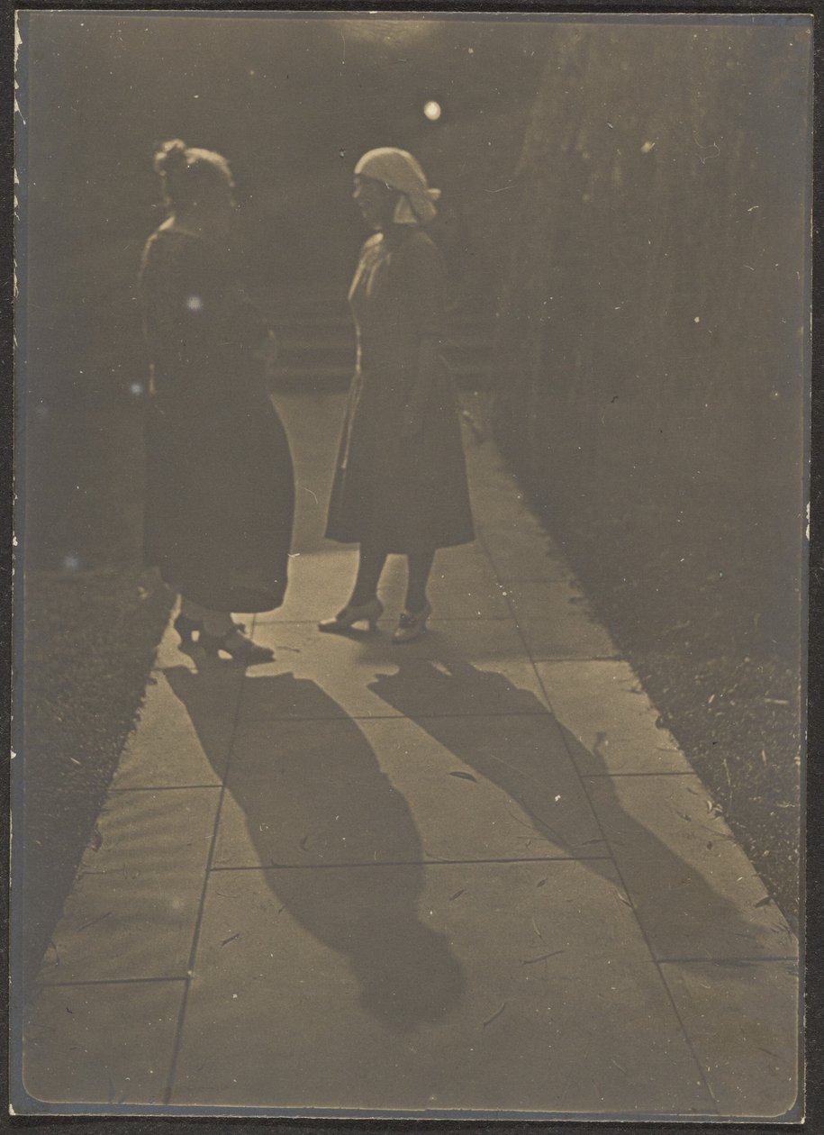 [Twee vrouwen en schaduwen]. door Louis Fleckenstein